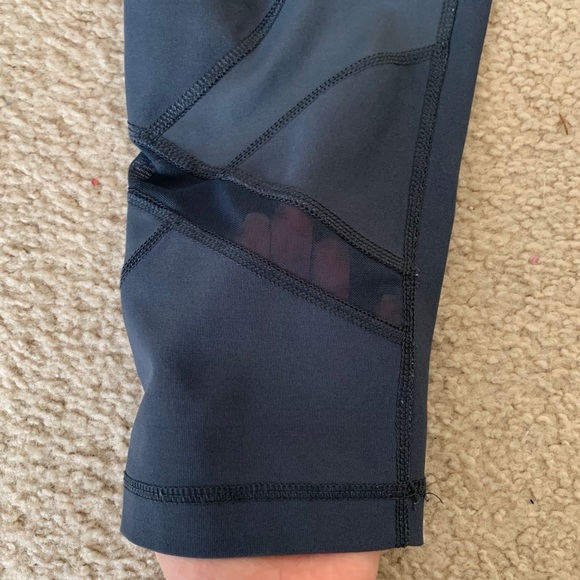 Capri leggings, mesh detail - Picture 2 of 3